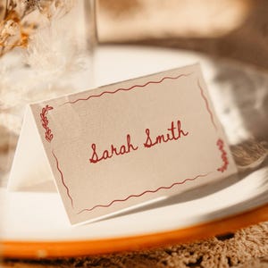 Cartões de lugar de casamento manuscritos, cartões de nome personalizados dobrados, design caprichoso desenhado à mão, editáveis e imprimíveis para configurações de mesa de recepção Canva