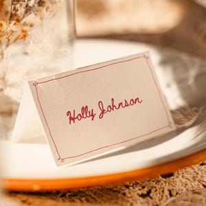 Tarjetas de lugar de boda manuscritas, tarjetas de nombre de mesa personalizadas, diseño vintage caprichoso, imprimibles, únicas, plegables, plantilla editable de Canva