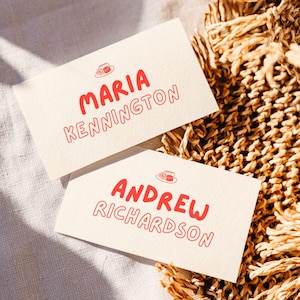 Modelo de cartão de lugar de casamento editável, cartão de nome de mesa desenhado à mão vermelho, design de rabisco peculiar para impressão, cartão plano de tenda Canva, download digital
