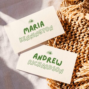 Plantilla editable para tarjeta de lugar de boda, nombre de mesa verde dibujado a mano, diseño de garabatos peculiares, tarjeta imprimible en Canva, descarga digital.