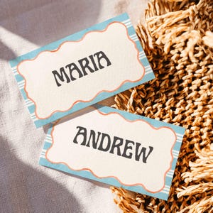 Cartões de lugar de casamento extravagantes, cartão de nome retrô editável em azul e coral, modelo de cartão de assento para convidados em tenda no Canva, cartão de lugar de mesa para impressão