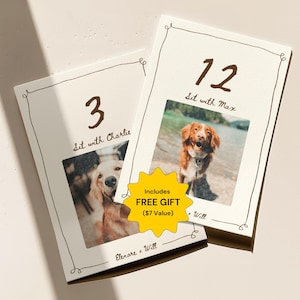 Op de afbeelding: Twee crèmekleurige kaarten met zwarte randen en handgeschreven nummers. De kaart links heeft het nummer "3" en de tekst "Sit with Charlie". De kaart rechts heeft het nummer "12" and de tekst "Sit with Max". Beide kaarten hebben een foto van een hond en de tekst "Inclusief GRATIS CADEAU (€ 7 waarde)".