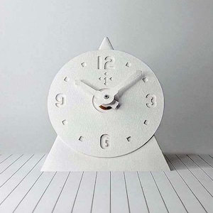 P8 -  Orologio da scrivania minimale. Orologi di design italiano, orologi ecologici piccoli leggeri, orologi eleganti esclusivi firmati.