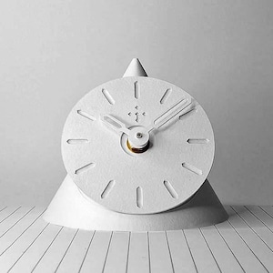 C11 - Orologio da scrivania minimale. Orologi di design italiano, orologi ecologici piccoli leggeri, orologi eleganti esclusivi firmati.