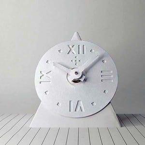P4 - Orologio da scrivania minimale. Orologi di design italiano, orologi ecologici piccoli leggeri, orologi eleganti esclusivi firmati.