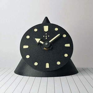 C9 - Orologio da scrivania minimale. Orologi di design italiano, orologi ecologici piccoli leggeri, orologi eleganti esclusivi firmati.