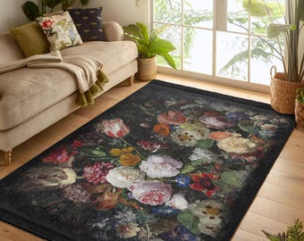 Può includere: Un tappeto da area floreale bianco e nero con una stampa botanica vintage che presenta una varietà di fiori e foglie. Il tappeto ha uno sfondo scuro e un aspetto invecchiato sottile.
