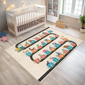 Alfombra de juego infantil beige con letras ABC, antideslizante, con forma de tren, lavable y educativa, ideal para actividades artísticas.
