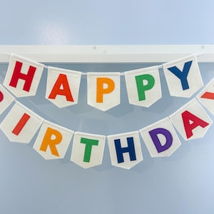 Faixa de feltro arco-íris de feliz aniversário
