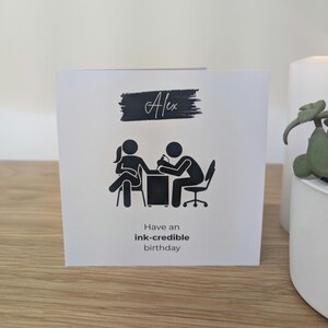 Carte d'anniversaire personnalisée avec un tatouage amusant.