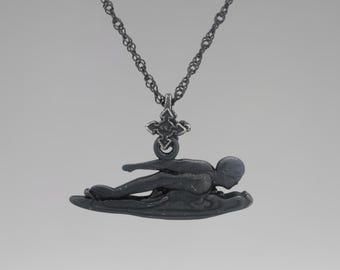 Oxidierter schwarzer Sterlingsilber-Schwimmen-Anhänger - Sportschmuck und Geschenk