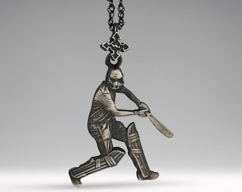 Colgante de jugador de críquet de estilo vintage – Joyería deportiva en plata de ley 925