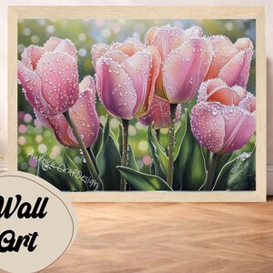 Peut inclure: Impression d'art encadrée représentant des tulipes roses avec des gouttelettes d'eau. Les fleurs présentent des nuances de rose et des feuilles vertes. Le fond est flou, vert et blanc. Le texte "Wall Art" est écrit en noir.