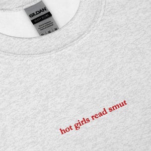Felpa ricamata Hot Girls Read Smut – Girocollo da libro, merchandising piccante per libri, regalo accogliente per lettori, pullover estetico per amanti dei libri