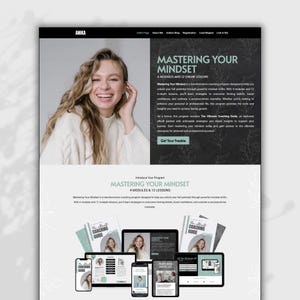 Op de afbeelding: Website-screenshot voor een coachingprogramma genaamd "Mastering Your Mindset". De website toont een lachende vrouw met lang blond haar, een zwart-witte bloemige achtergrond en een call-to-action om "Get Your Freebie" te krijgen. Het programma omvat 4 modules en 12 online lessen.