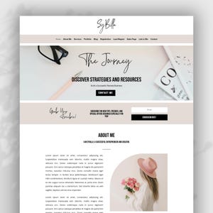 Könnte beinhalten: Eine Website-Startseite mit dem Text "The Journey" und "Discover Strategies and Resources" in weißer Schrift auf einem hellrosa Hintergrund. Der Text "Build a Successful Remote Business" befindet sich unter dem Haupttext. Ein rosa Stift und ein Notizbuch mit dem Buchstaben "CO" sind im Hintergrund sichtbar.