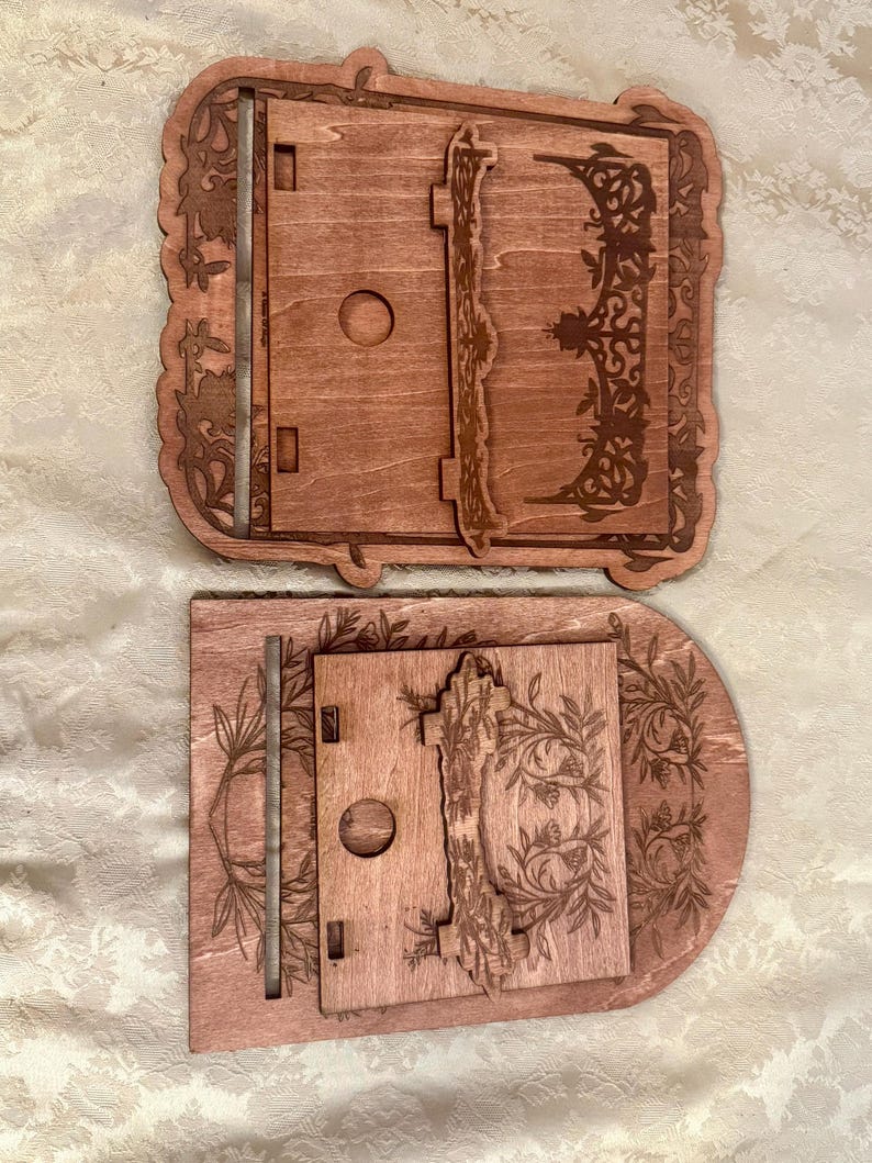 Puede incluir: Dos estantes de madera con intrincados dise&ntilde;os cortados con l&aacute;ser. Los estantes son de madera marr&oacute;n claro y tienen un patr&oacute;n floral. Los estantes est&aacute;n apilados uno encima del otro.