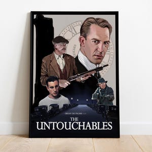 Puede incluir: Un póster de película para la película "Los intocables", una película de Brian De Palma. El póster presenta una ilustración en blanco y negro de los personajes principales de la película, incluidos Robert De Niro, Kevin Costner y Sean Connery. El póster está ambientado en un fondo de ciudad con una torre del reloj en el fondo.
