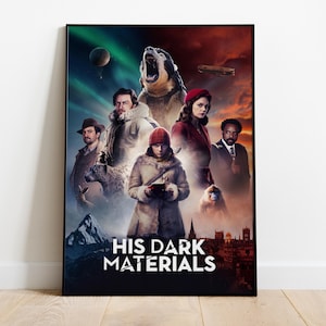 Puede incluir: Un póster para la serie de televisión "La materia oscura" con un grupo de personajes de la serie, incluyendo una niña, un hombre con un abrigo marrón, una mujer con un abrigo rojo y un gran oso polar blanco. El póster tiene un fondo oscuro con una cordillera en el fondo.