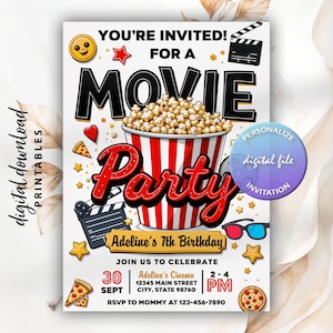 Può includere: Un invito per una festa a tema cinema con un grande secchiello di popcorn, un ciak cinematografico, occhiali 3D, fette di pizza e stelle. Il testo recita: YOU'RE INVITED! FOR A MOVIE PARTY, Adeline's 7th Birthday, JOIN US TO CELEBRATE, 30 SEPT, Adeline's Cinema.