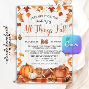 Puede incluir: Una invitación con temática otoñal con el texto "Let's Get Together and Enjoy All Things Fall." El diseño incluye hojas de otoño, calabazas y un balón de fútbol. La invitación es para una reunión el 18 de octubre a las 15:00.