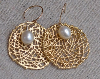 White pearl on gold web earrings. Filigree disk earrings. Fresh water pearl wedding earrings. Bridesmaid gift.