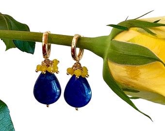 Lapis lazuli gold earrings. Yellow and navy blue cluster gemstone earrings. Calcite and lapis teardrop earrings. Latch back huggie closure.