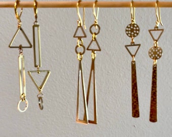 Pendientes asimétricos abstractos de latón. Joyas largas de latón martillado desiguales.