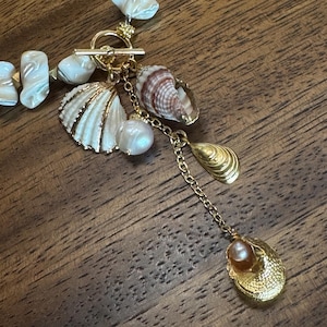 Sea shell chunky necklace lariat. Mother of pearl charm jewelry set. Gold edged shell and freshwater pearl lariat. Summer trend jewelry.