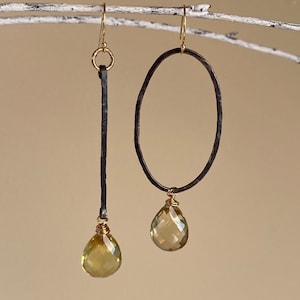 Pendientes asimétricos de cuarzo limón en forma de lágrima. Aro y barra, joyería en oro y plata oxidada.