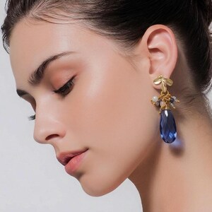 Grandes boucles d'oreilles en or et topaze bleue.  Pierre de lune, iolite, amas de pierres précieuses de topaze.