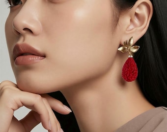 Pendientes de cinabrio tallados a mano. Lágrimas rojas talladas. Joyería floral dorada de estilo oriental.