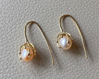 Pearl open hoop gold earrings. Rose pearl organic threader earrings. Nature inspired earrings. Peach fresh water pearls Wedding jewelry.