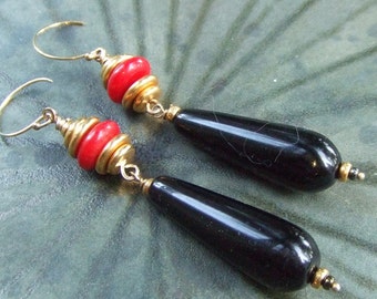 Black onyx teardrop gold earrings. Smooth onyx and coral dangle earrings. Oriental style jewelry.