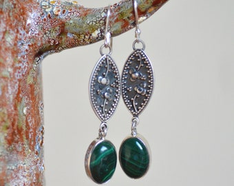 Malachite green silver earrings. Filigree oxidized silver earrings. Oval smooth malachite earrings. Silversmith fine jewelry.