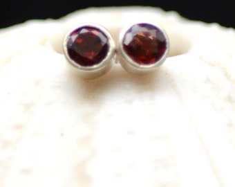 Granat-Ohrhänger aus Sterlingsilber. Zarter, feiner Schmuck.