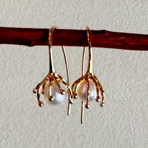 Pearl open hoop gold earrings. White pearl organic threader earrings. Nature inspired earrings. White fresh water pearls. June birthstone.