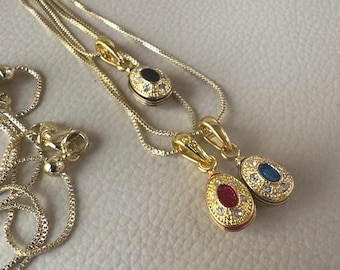 Collar con forma de huevo Fabergé. Auténticos huevos esmaltados pintados a mano en rojo, negro y azul. Cadena ajustable de oro. Joyería de reproducción de museo.
