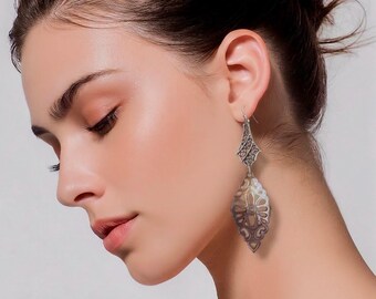 彫刻が施された真珠貝のスターリングシルバー製イヤリング。繊細な透かし細工が施された大きな真珠貝。身に着ける芸術品。
