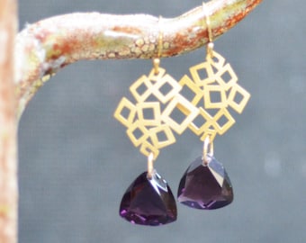 Amethyst purple gold earrings. Geometric plum color gemstone earrings. Luxury fine jewelry. February birthstone.