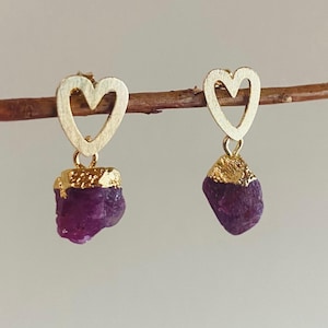 Pendientes delicados con forma de corazón de oro y rubí rosa crudo.