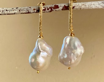 White baroque pearl earrings. Extra large pearl gold bar post earrings. Free form fresh water pearl earrings. Contemporary wedding jewelry.