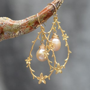 Pink or white pearl earrings. Gold flower wreath earrings. Blush fresh water peal earrings. June birthstone, Wedding jewelry.