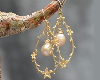 Pink pearl earrings.  Gold flower wreath earrings. Blush fresh water peal earrings. June birthstone, Wedding jewelry.