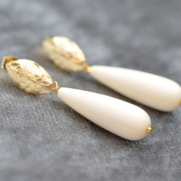 Boucles d'oreilles en forme de larme en os blanc cassé. Boucles d'oreilles en os lisse sculpté à la feuille d'or. Boucles d'oreilles organiques contemporaines.