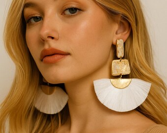 Orecchini"CHANTAL" Artigianali con Frangie Bianche e dettagli Oro Stile bohemien Elegante- Bijoux Statement Luminosi e Leggeri.