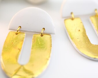 Orecchini"VICTORIA" pendenti geometrici in bianca clay and gold foglia-Gioielli leggeri ed artigianali.