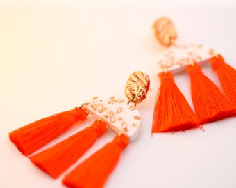 Orecchini"GIUSY" Pendenti Artigianali con Nappe Arancio Vibrante - Eleganza Boho Chic in Argilla Bianca, Foglia Oro e UV Resin