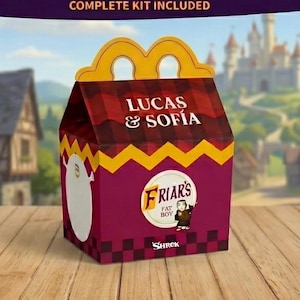 Puede incluir: Una caja de cartón con temática de Shrek y asa, con un patrón de cuadros rojos y granates, un borde en zigzag amarillo y un logotipo circular que dice Friar's Fat Boy. La caja muestra el texto Lucas & Sofia y la marca Shrek.