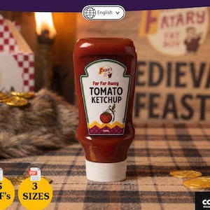 Puede incluir: Una botella de plástico flexible de kétchup de tomate con una etiqueta que muestra el texto Friar's Fat Boy, Far Far Away y Tomato Ketchup. La etiqueta incluye un gráfico de un tomate rojo y un patrón geométrico amarillo, blanco y morado.
